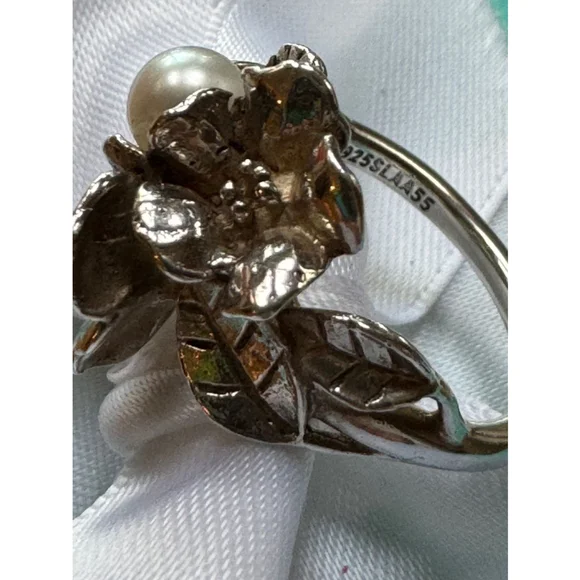 Hawthorn With Pearl Ring by Trollbeads.